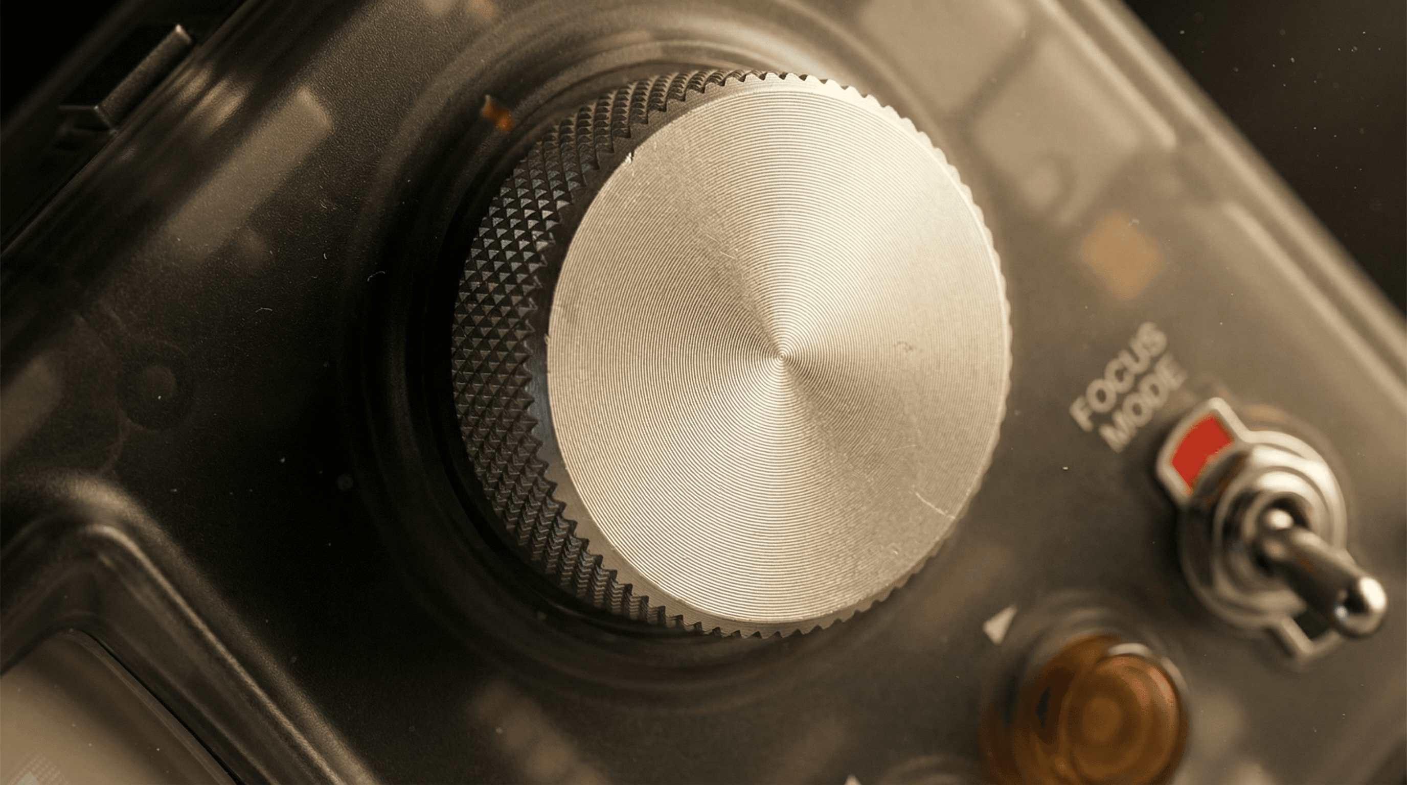 Macro of the RETRO/1 knurled dial and Focus Mode paddle switch